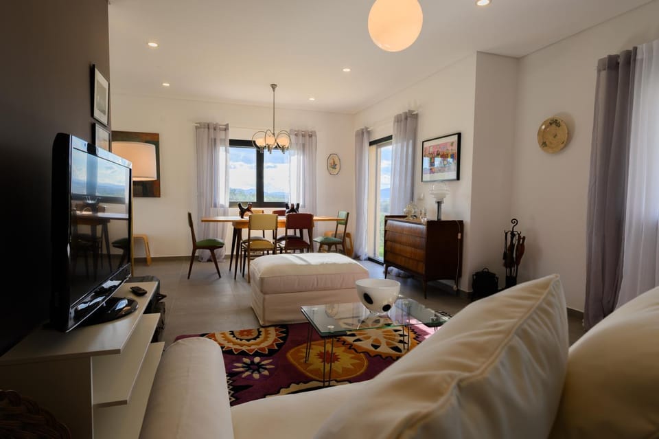 Communal lounge/ TV room, TV and multimedia, Living room, Seating area, Dining area