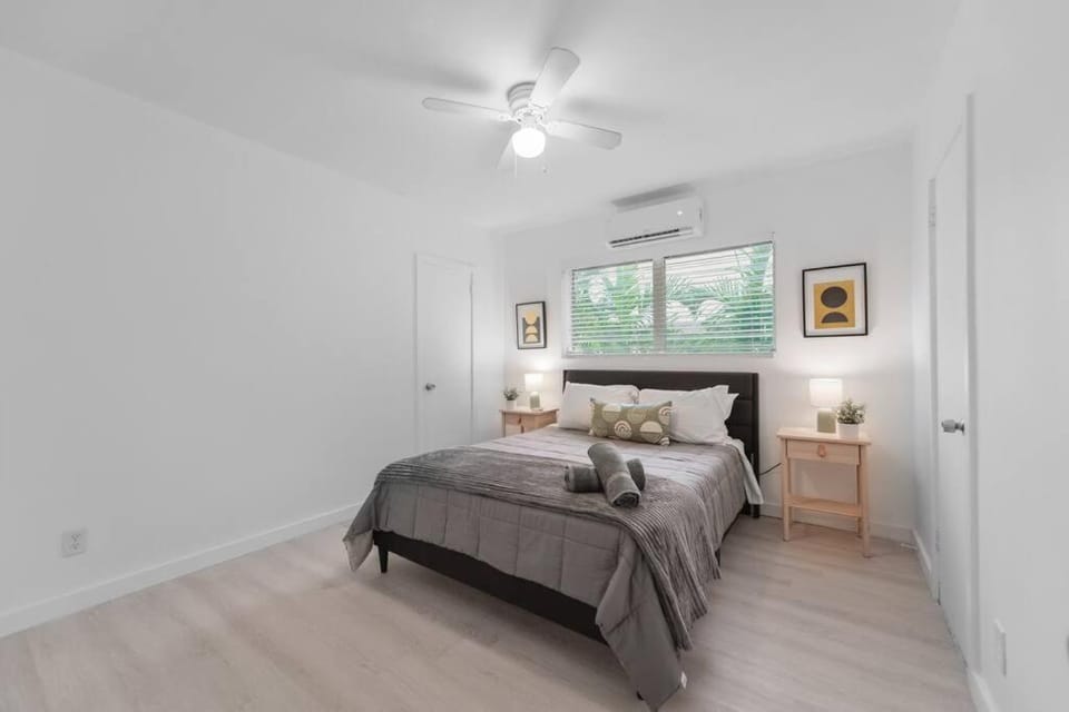 Bed, Photo of the whole room, Bedroom, fireplace