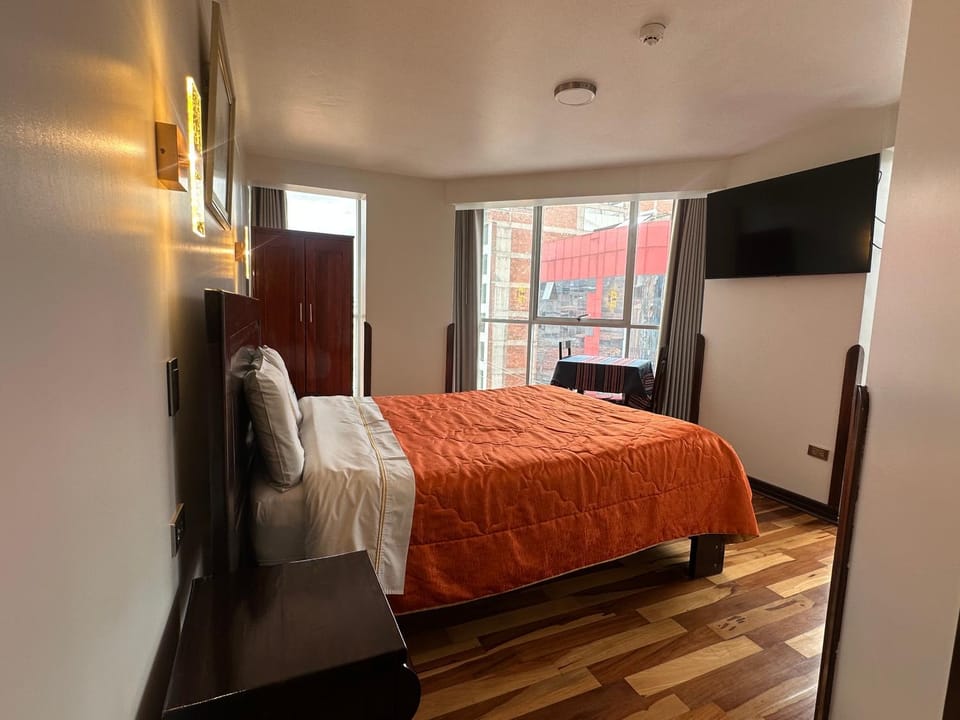 Bed, TV and multimedia, Photo of the whole room, Bedroom