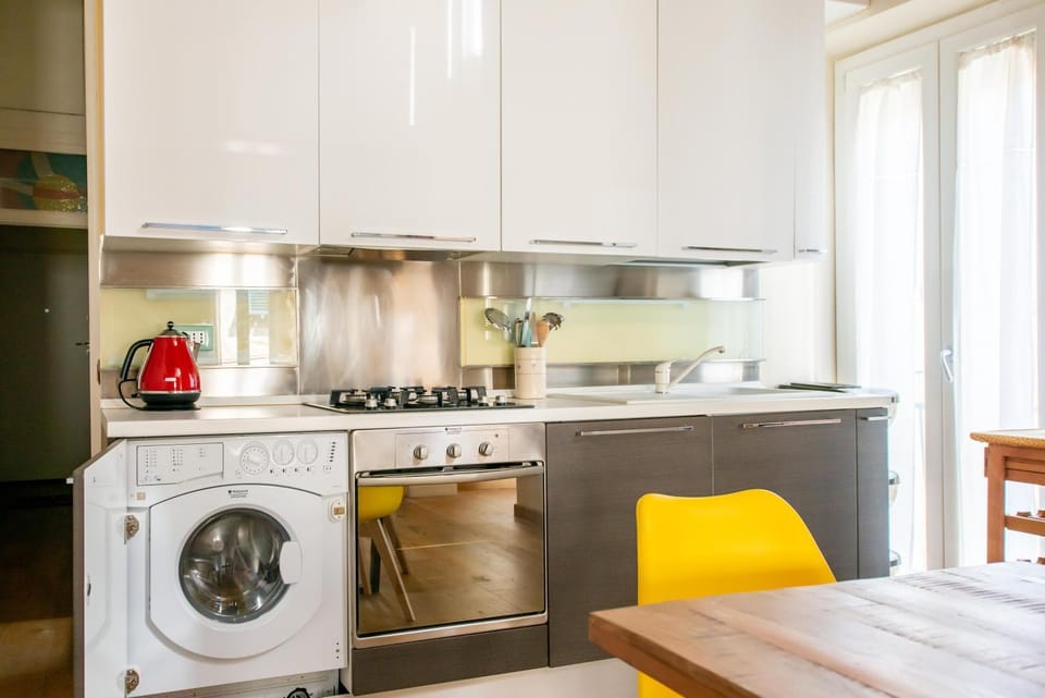 Kitchen or kitchenette, Dining area, minibar, pet friendly, washing machine