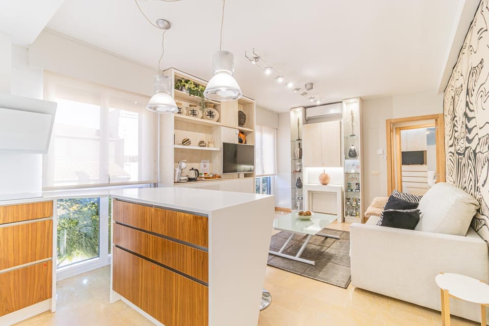 TV and multimedia, Kitchen or kitchenette, Living room, Seating area, stove