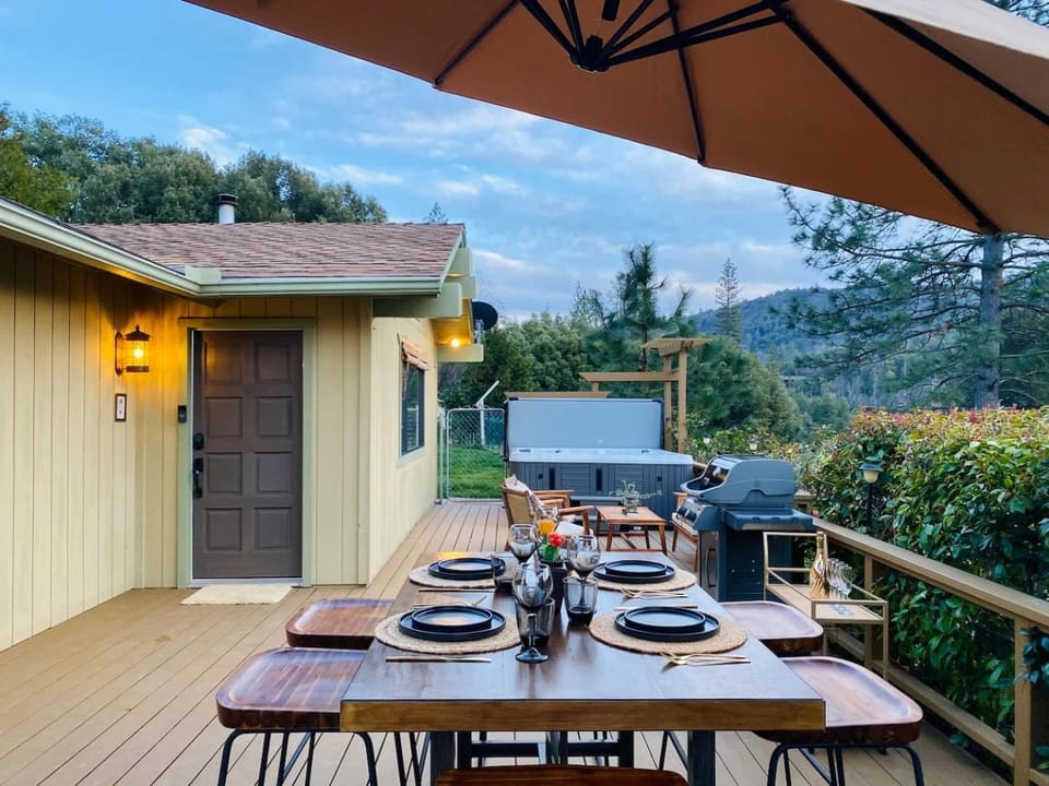 Property building, Natural landscape, Balcony/Terrace, Dining area