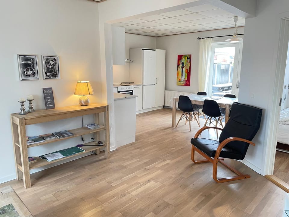 Kitchen or kitchenette, Living room, Seating area, Dining area, hair dresser