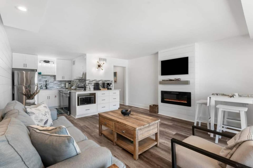 Summit 808 - Luxury Beach Resort Condo House in Upper Grand Lagoon