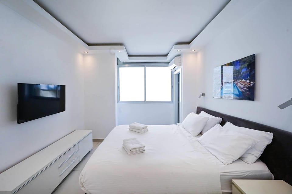 Bed, TV and multimedia, Bedroom, towels