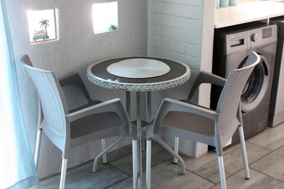Kitchen or kitchenette, Seating area, Dining area, washing machine