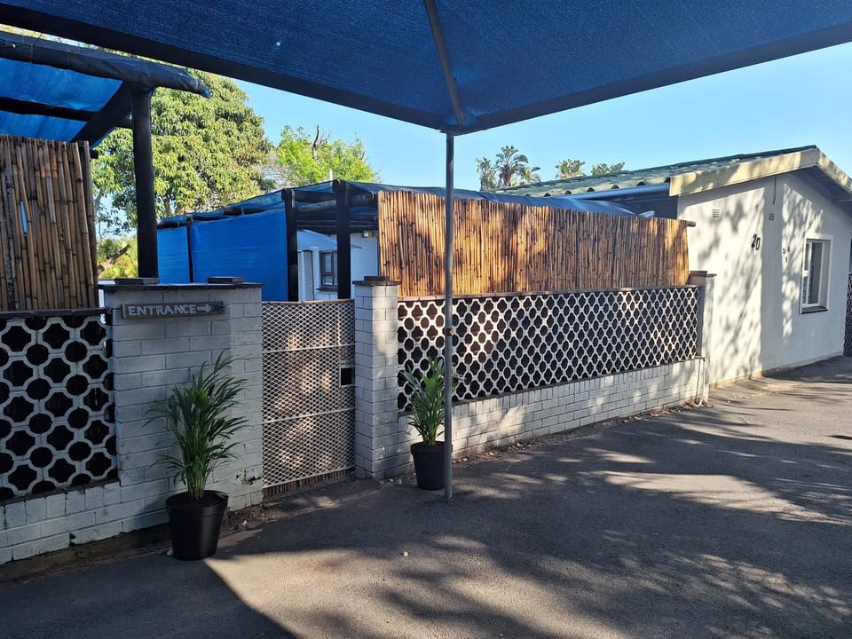 Property building, Patio, Facade/entrance, Inner courtyard view, Parking