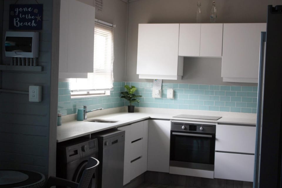 Kitchen or kitchenette, dishwasher, stove
