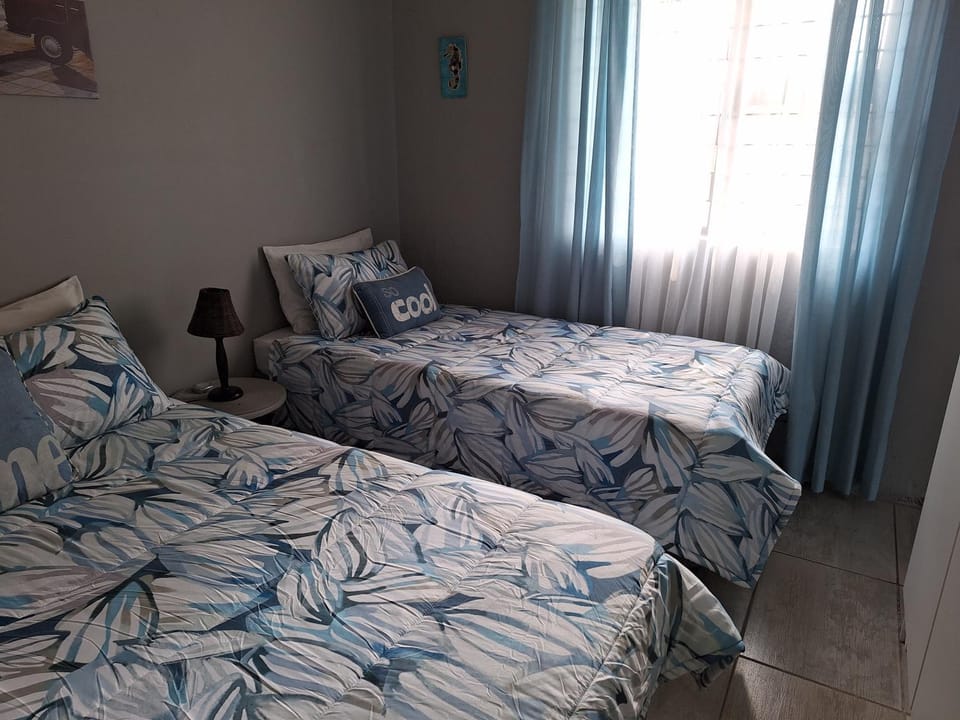 Bed, Photo of the whole room, Bedroom, Guests, Street view