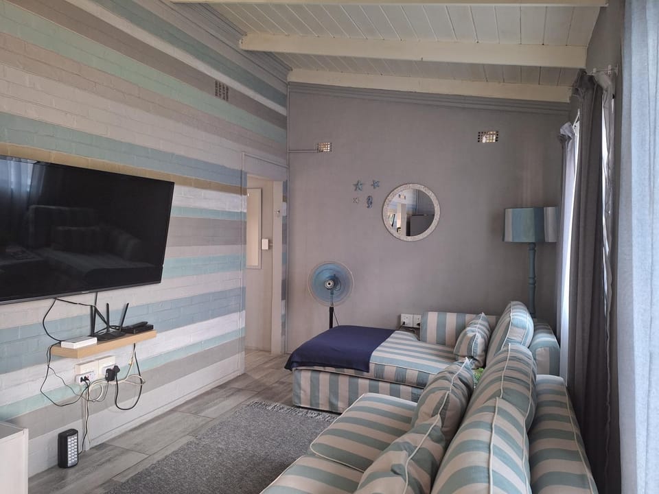 Communal lounge/ TV room, TV and multimedia, Decorative detail, furniture