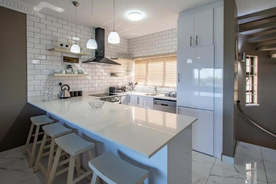 Kitchen or kitchenette, Dining area, dishwasher, minibar, pet friendly, stove, toaster