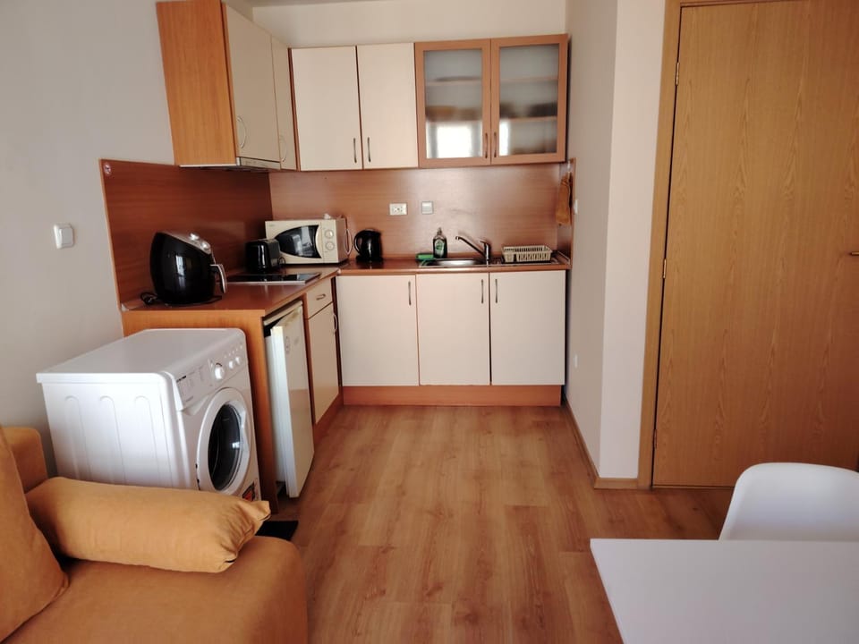Coffee/tea facilities, Kitchen or kitchenette, stove, toaster, washing machine