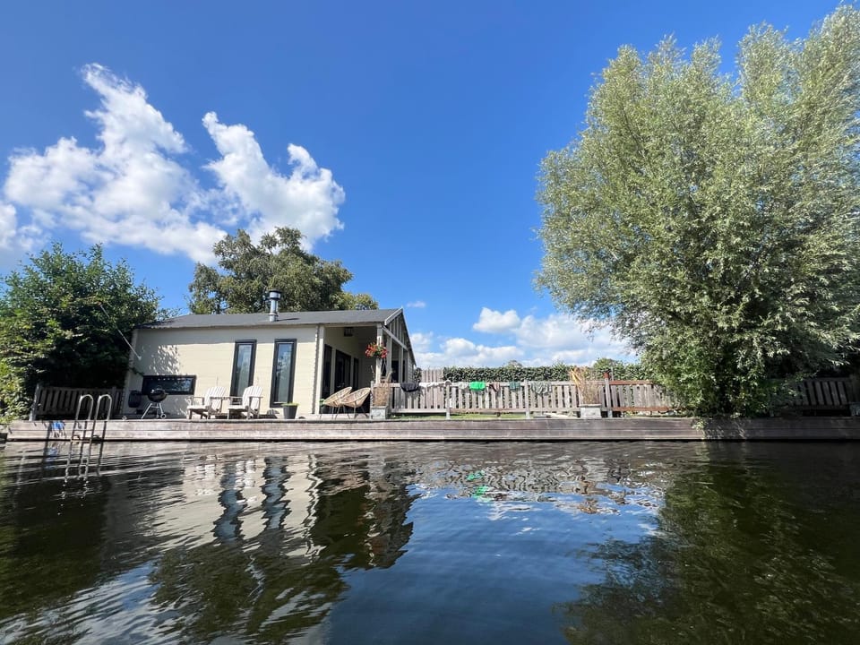 NEW - Private Cabin - on a lake near Amsterdam Cabin in South Holland (province)