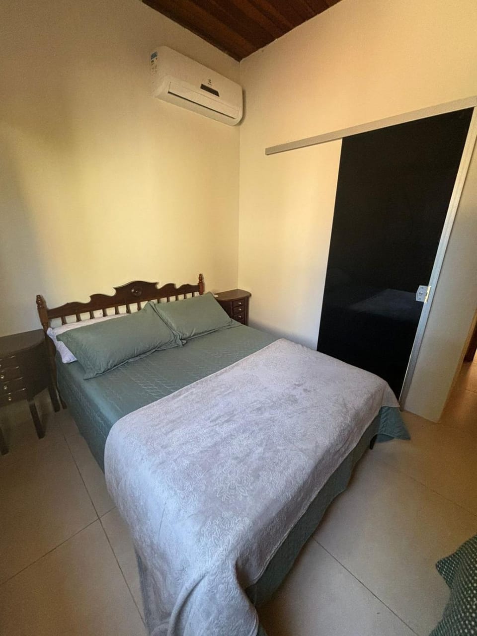 Bed, Bedroom, air conditioner