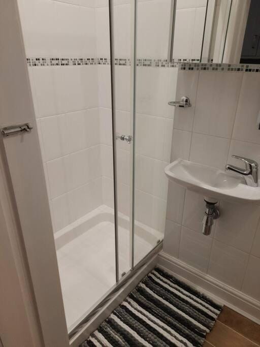 Modern flat near city centre. Apartment in Edinburgh