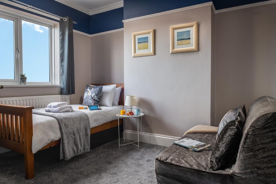 Bed, Photo of the whole room, Seating area, Bedroom