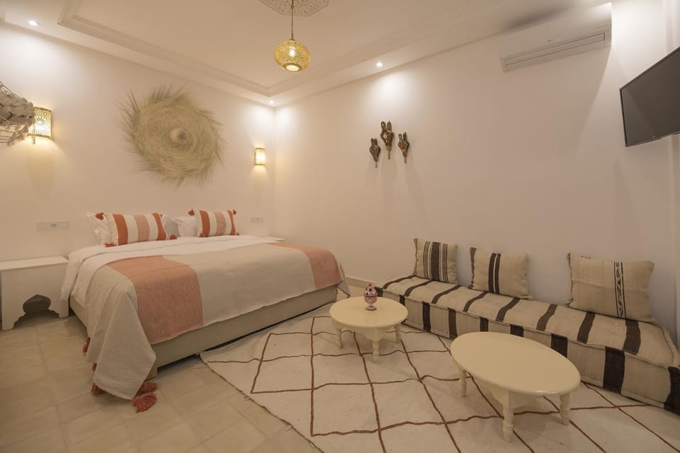 Bed, Photo of the whole room, Seating area