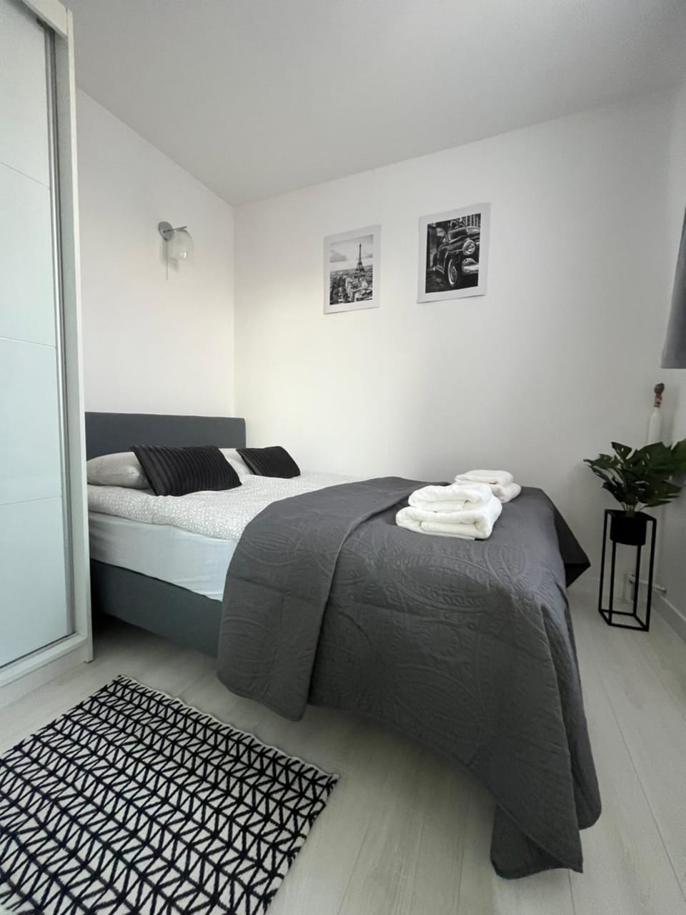 Warsaw Inside Solec with Private Parking Apartment in Warsaw