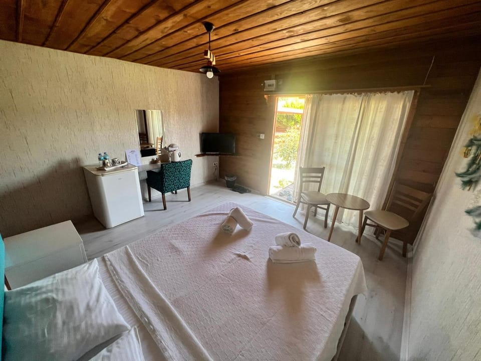 Property building, Restaurant/places to eat, Bed, Photo of the whole room, Bedroom, Swimming pool, Breakfast, towels