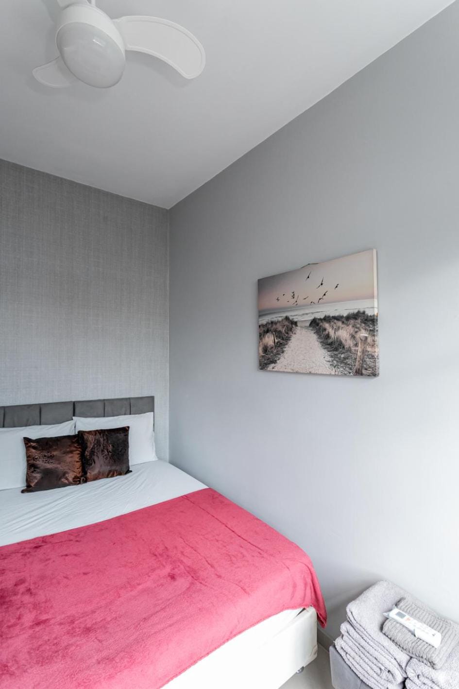 Bedroom, fireplace, microwave, air conditioner