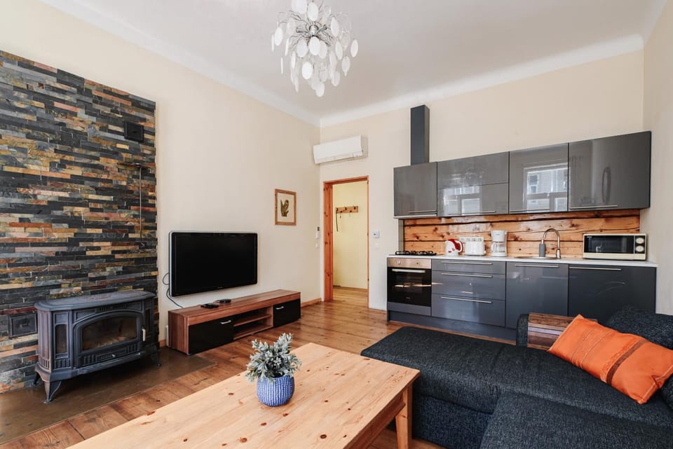 TV and multimedia, Coffee/tea facilities, Kitchen or kitchenette, Living room, Seating area, Dining area, flat iron, minibar, pet friendly, stove, toaster, air conditioner
