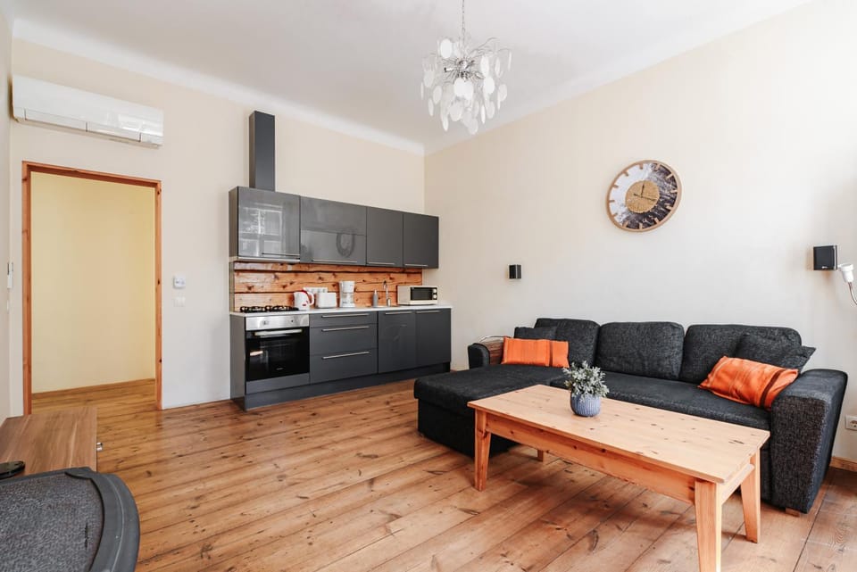 Kitchen or kitchenette, Living room, Seating area, Dining area, minibar, pet friendly, stove, toaster, air conditioner
