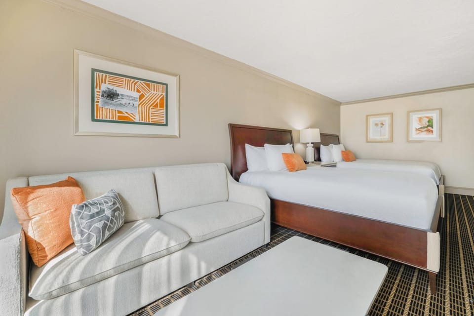 Bed, Seating area