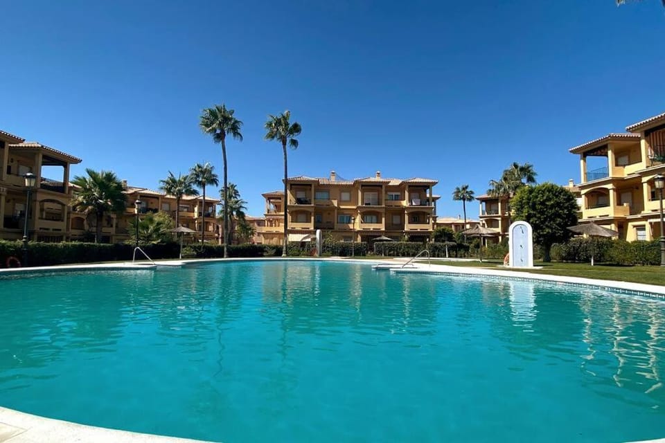 Property building, Day, Pool view, Swimming pool, sunbed