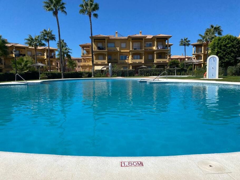 Property building, Day, Pool view, Swimming pool, sunbed