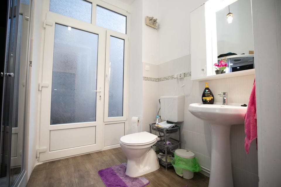 Shower, Toilet, Bathroom, towels