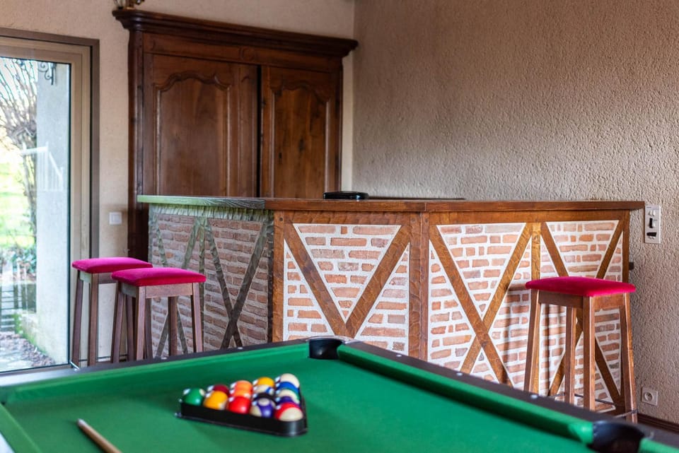 Billiard, Lounge or bar