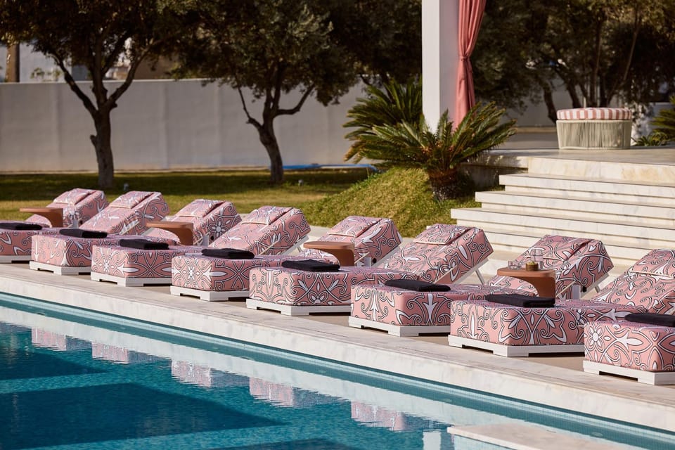 Swimming pool, sunbed