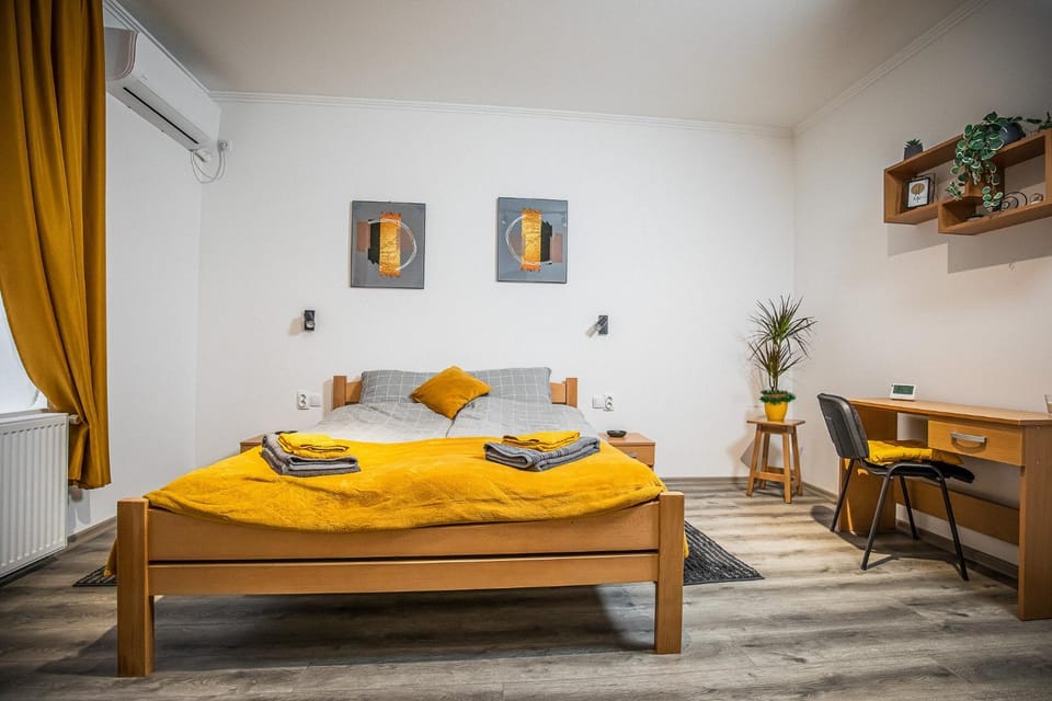 Bed, Photo of the whole room, Seating area, Bedroom