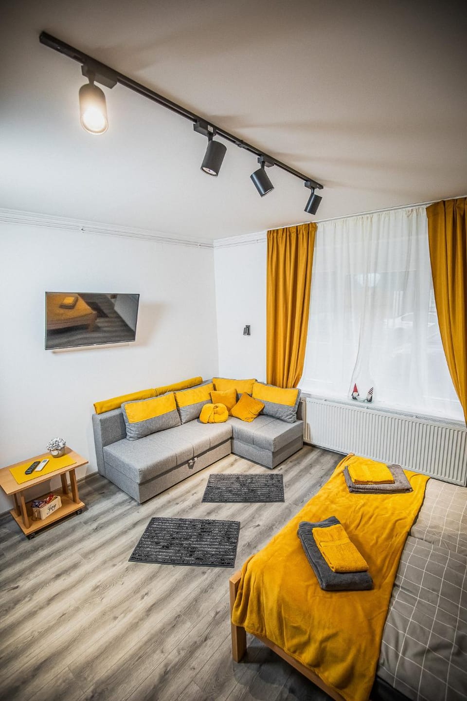 Bed, TV and multimedia, Photo of the whole room, Bedroom