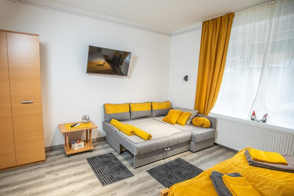 Bed, TV and multimedia, Photo of the whole room, Bedroom, wardrobe