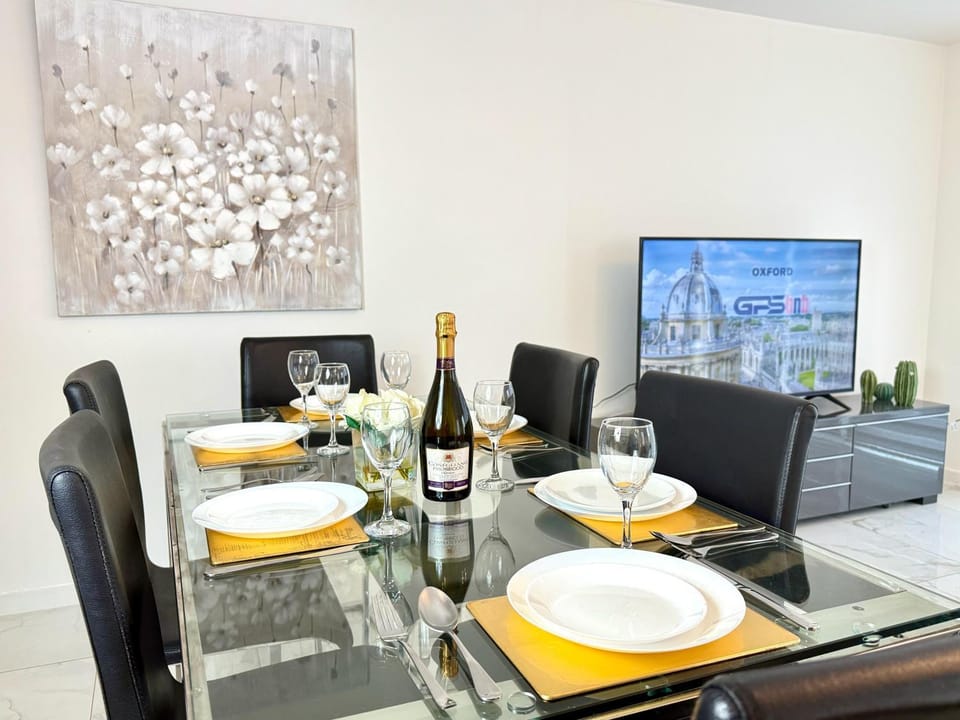 Communal lounge/ TV room, TV and multimedia, Dining area, Evening entertainment