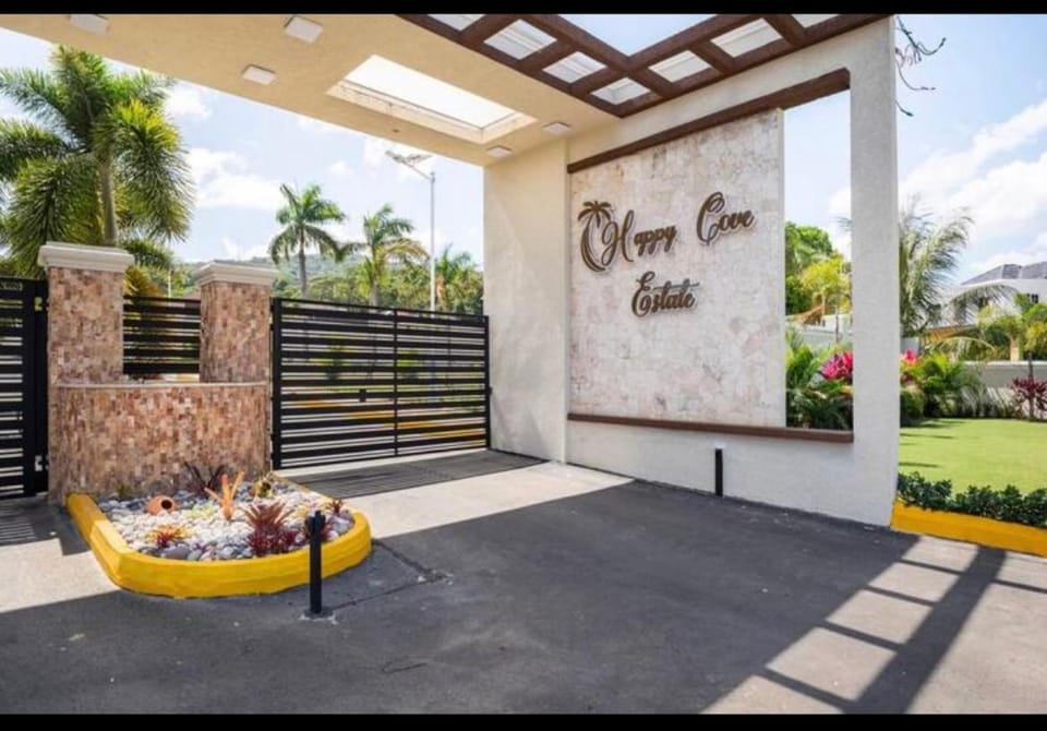 Luxurious Villa Royale- 5 min drive to Ocho Rios House in Ocho Rios