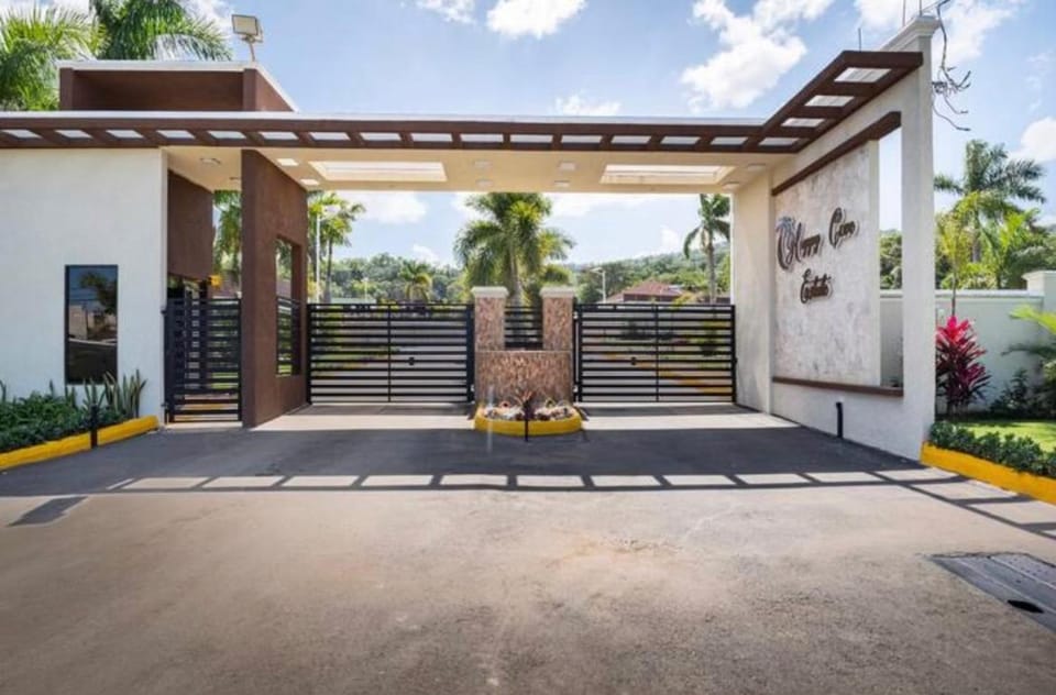 Luxurious Villa Royale- 5 min drive to Ocho Rios House in Ocho Rios