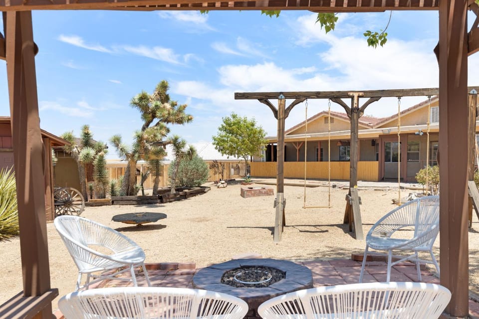 Euphorbia House - Fire Pit, Ping Pong, Tether Ball & Dark Skies home House in Yucca Valley