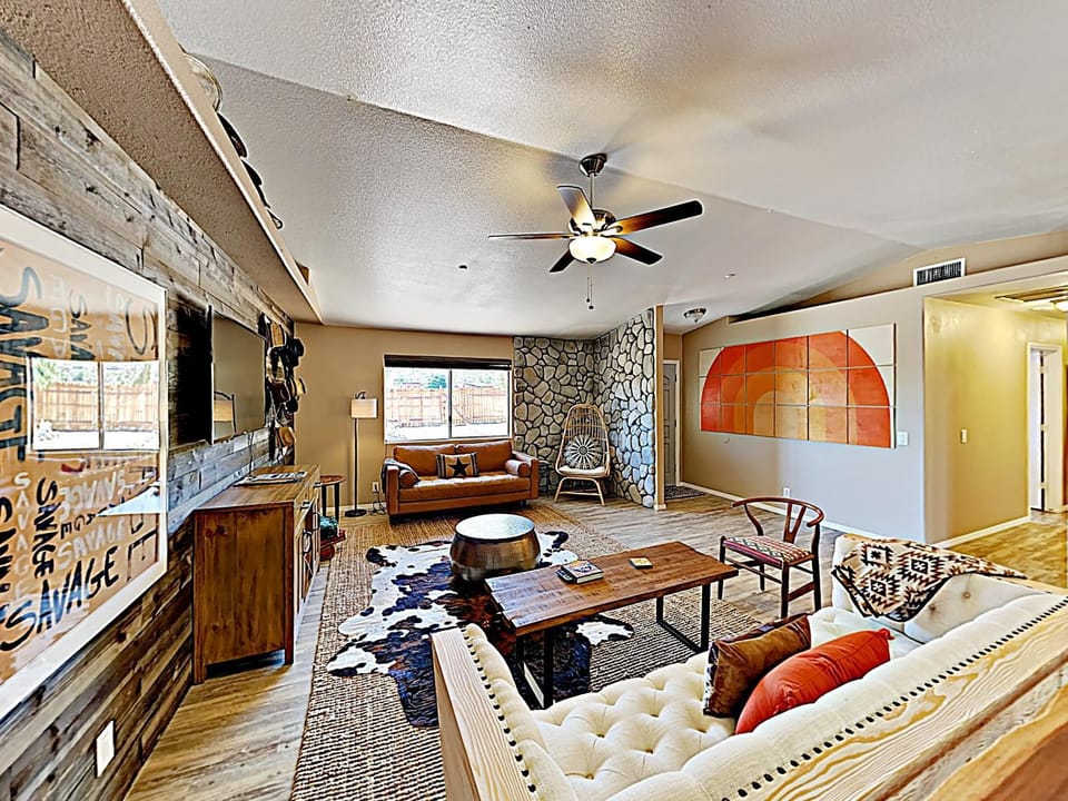 Rawhide Ranch - Walk to Pappy and Harriet's with Hot Tub! home House in Pioneertown