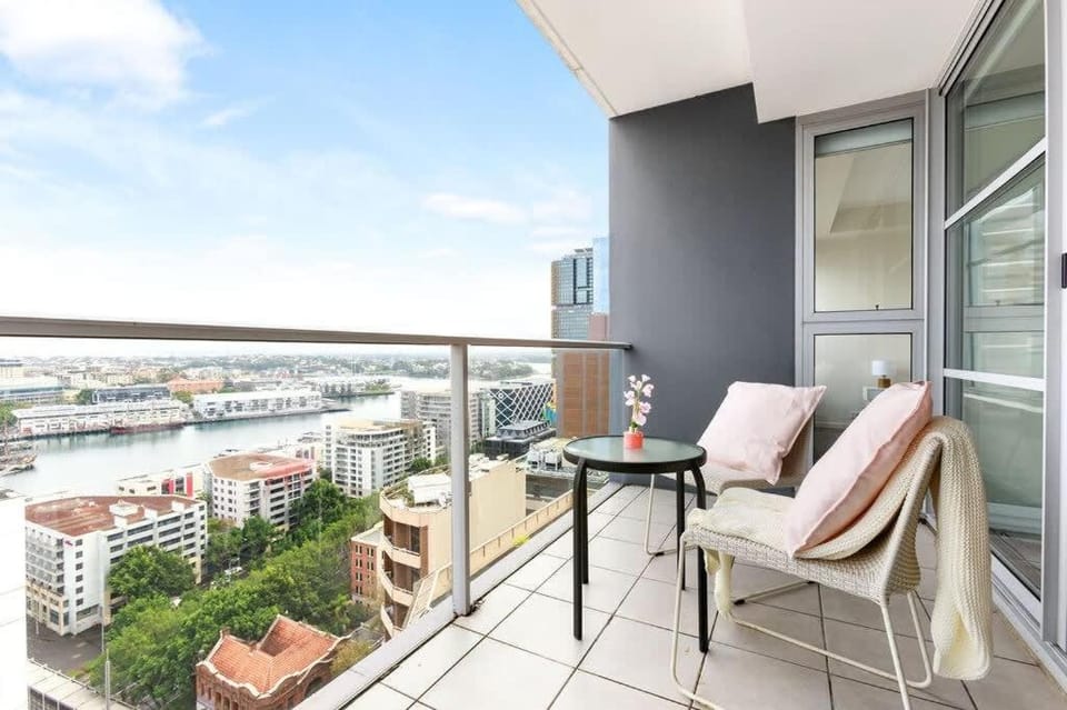 A Comfy & Spacious 2BR Apt Harbour View Apartment in Sydney