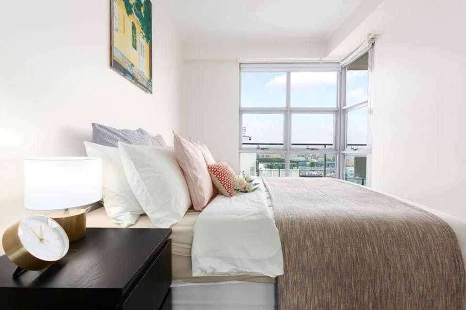 A Comfy & Spacious 2BR Apt Harbour View Apartment in Sydney