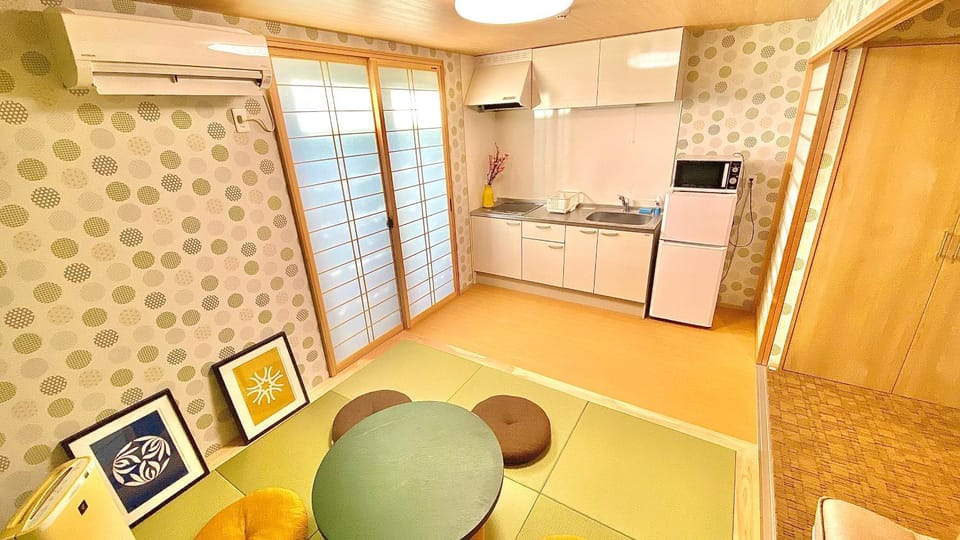 Kitchen or kitchenette, minibar, stove