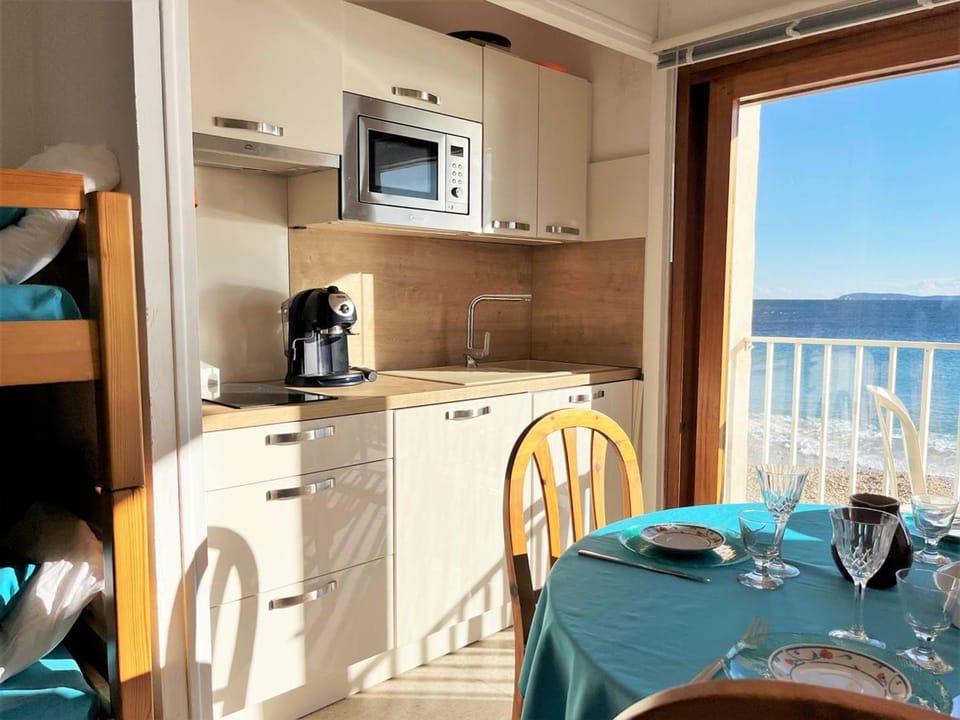 Studio lumineux en bord de mer à Cavalière, 4 couchages, vue imprenable - FR-1-251-433 Apartment in Le Lavandou