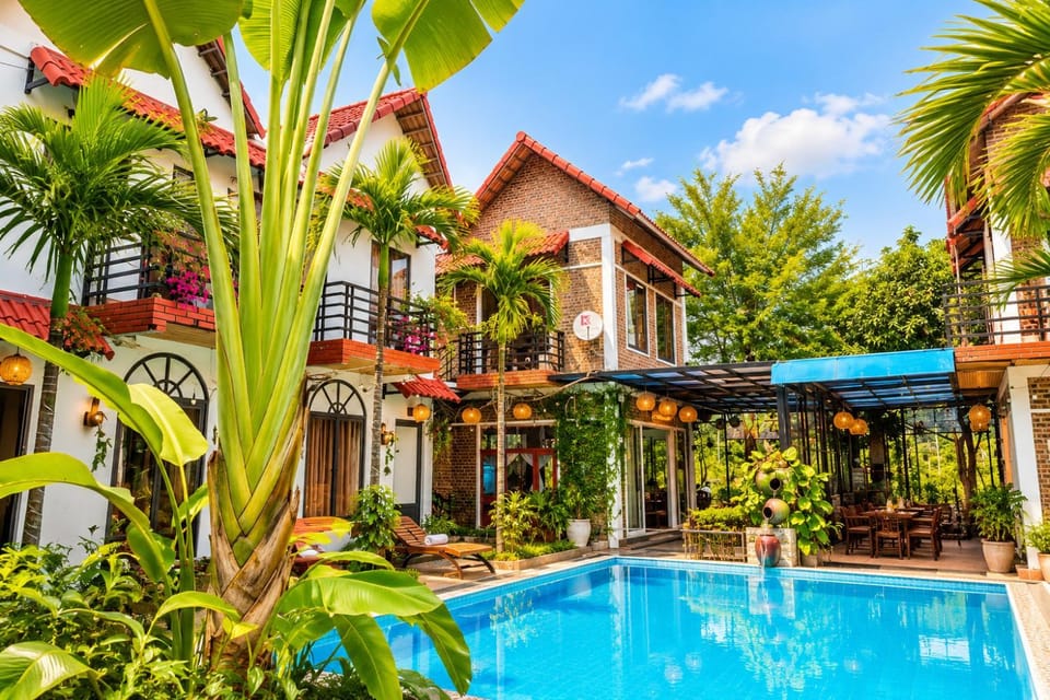 Property building, Day, Pool view, Swimming pool, sunbed