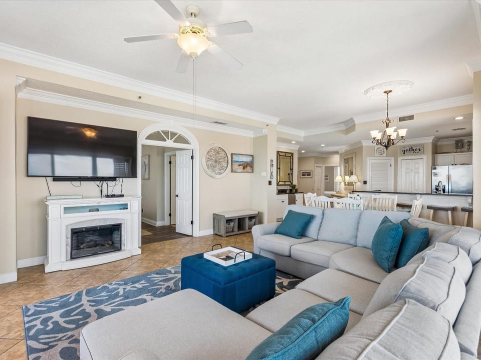 TV and multimedia, Kitchen or kitchenette, Living room, Seating area, Dining area, fireplace, furniture