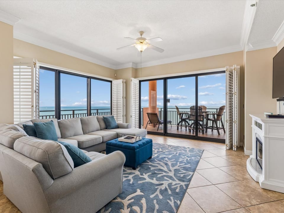 TV and multimedia, View (from property/room), Balcony/Terrace, Living room, Seating area, Sea view, fireplace, furniture