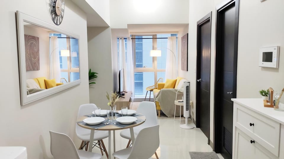 TV and multimedia, Living room, Seating area, Dining area