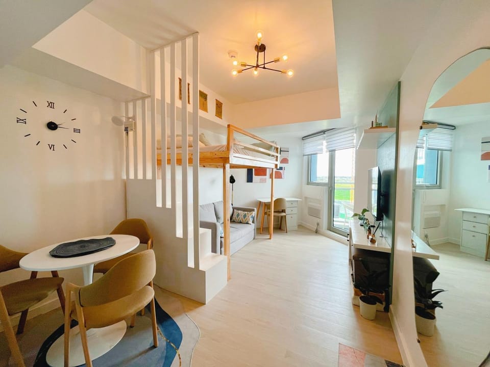 Bed, TV and multimedia, Living room, Seating area, Bedroom