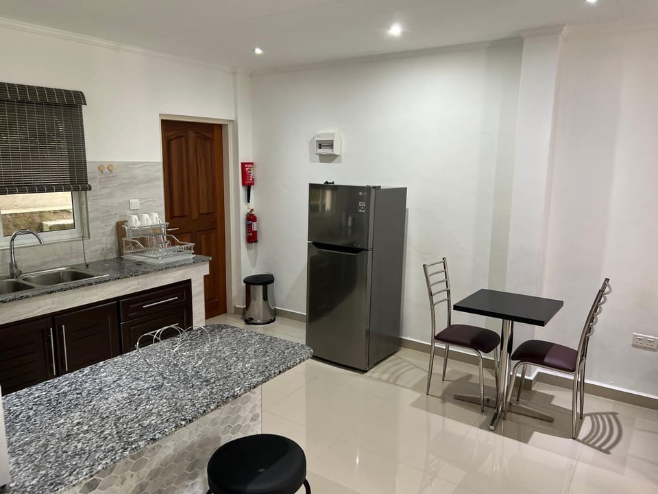 Kitchen or kitchenette, Dining area, minibar, oven, pet friendly